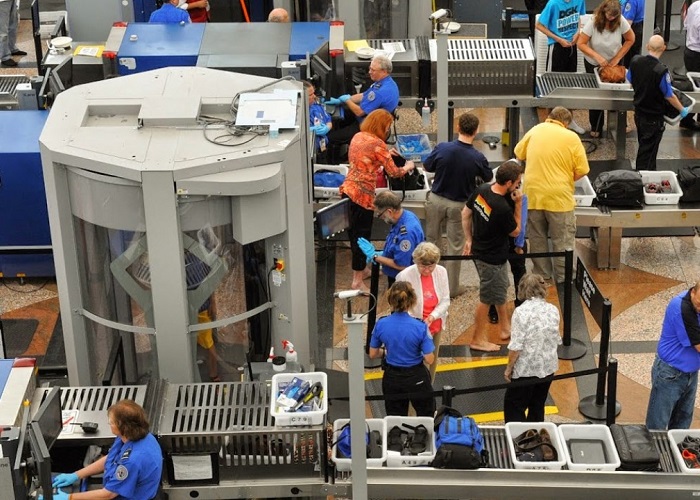 Buc-xa-tu-may-quet-an-ninh-co-the-o-san-bay-co-nguy-hiem-khong